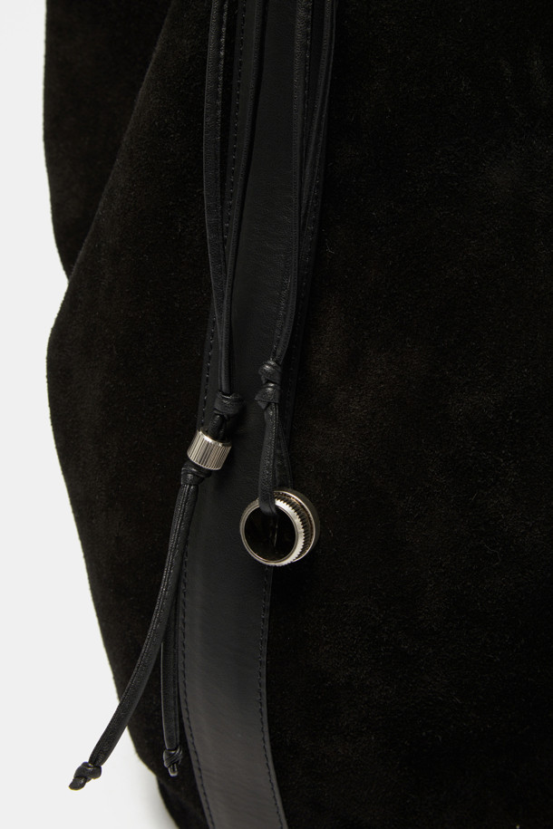 Haru Shoulder 24 Suede (하루 숄더 24 스웨이드)는 여성 및 남성 모두 착용 가능한 미디엄 사이즈의 숄더백입니다. 블랙과 브라운 두 가지 색상으로 출시되었으며, 스웨이드와 가죽 소재를 사용하여 고급스러운 느낌을 줍니다. 사각 쉐입에 마그네틱형 잠금 방식으로 편리하며, 13인치 아이패드 수납이 가능합니다. 숄더 및 슬림 스타일 2way로 연출할 수 있으며, 데일리 쇼핑룩에 어울리는 클래식, 미니멀, 시크 스타일의 가방입니다. 자연스러운 실루엣과 착용감으로 편안하게 사용할 수 있으며, 내부 포켓 1개와 디자인 참 장식이 포인트입니다.
