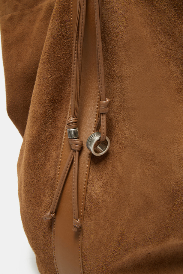 "Haru Shoulder 24 Suede(하루 숄더 24 스웨이드)"는 스웨이드와 가죽 소재의 조화가 돋보이는 미디엄 사이즈 숄더백입니다. 블랙과 브라운 두 가지 색상으로 출시되었으며, 은색 하드웨어 참 장식이 시크함을 더합니다. 탈부착 및 길이 조절 가능한 스트랩으로 2way 착용이 가능하며, 반원 형태의 디자인과 자연스러운 드레이핑 실루엣이 특징입니다. 

13인치 아이패드 수납이 가능하며, 내부에 포켓이 있어 실용성을 높였습니다. 깔끔한 외관과 마그네틱형 잠금 방식으로 데이트룩, 쇼핑룩 등 일상 용도로 폭넓게 활용할 수 있으며, 클래식, 미니멀, 시크 스타일을 연출하기에 좋습니다. 아이폰/아이패드/맥북 프로 수납이 가능하고, 사용할수록 자연스러운 에이징 효과를 느낄 수 있습니다.
