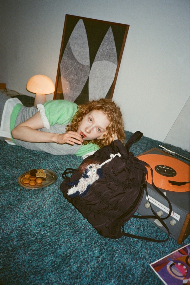 에버 셔링 백팩 36은 여성용 미디엄 사이즈 백팩입니다. 세련된 셔링 디자인과 무지 패턴의 블랙 컬러가 미니멀, 캐주얼, 시크 스타일을 연출합니다. 13인치 태블릿/아이패드 수납이 가능하며, 내부 오픈 포켓 1개와 지퍼 포켓 1개로 실용성을 더했습니다. 조절 가능한 스트랩과 사각 디자인으로 편안하게 착용 가능하며, 출근룩과 여행룩에 모두 잘 어울립니다. 나일론 소재로 제작되어 내구성이 뛰어나며, 지퍼형 잠금 방식으로 소지품을 안전하게 보관할 수 있습니다.
