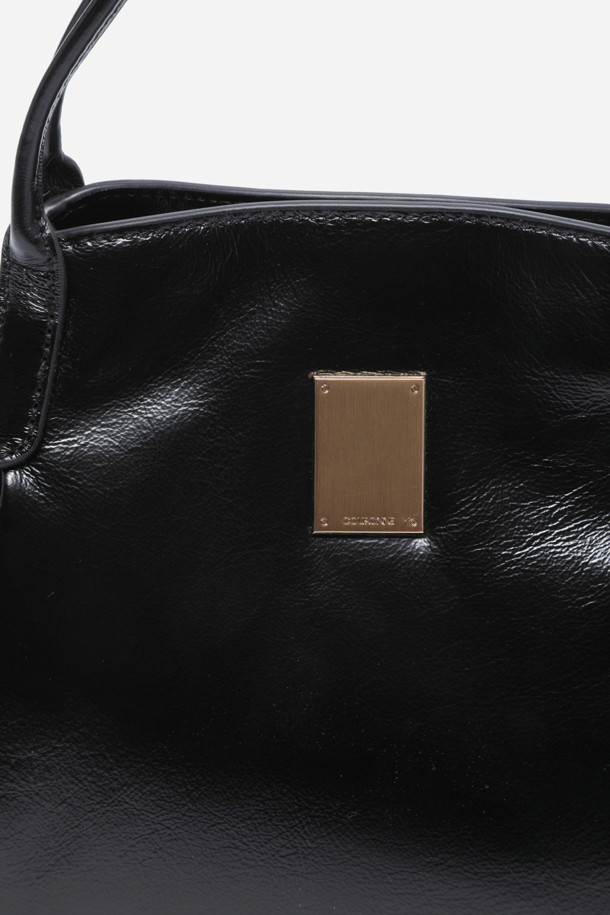 모스코뮬(Moscow Mule) 크로스 19는 여성용 미디엄 사이즈 블랙 소가죽 크로스백입니다. 클래식하고 미니멀한 무드를 연출하며, 출근룩과 모임룩에 모두 잘 어울립니다. 골드 하드웨어 장식이 돋보이며, 3way 연출이 가능하여 다양한 스타일을 소화할 수 있습니다. 탈부착 가능한 스트랩과 사이즈 조절 기능으로 실용성을 높였으며, 사각 쉐입에 광택감 있는 가죽과 자연스러운 주름이 고급스러운 느낌을 더합니다. 내부 포켓 1개와 외부 포켓 1개로 수납력을 높였습니다.
