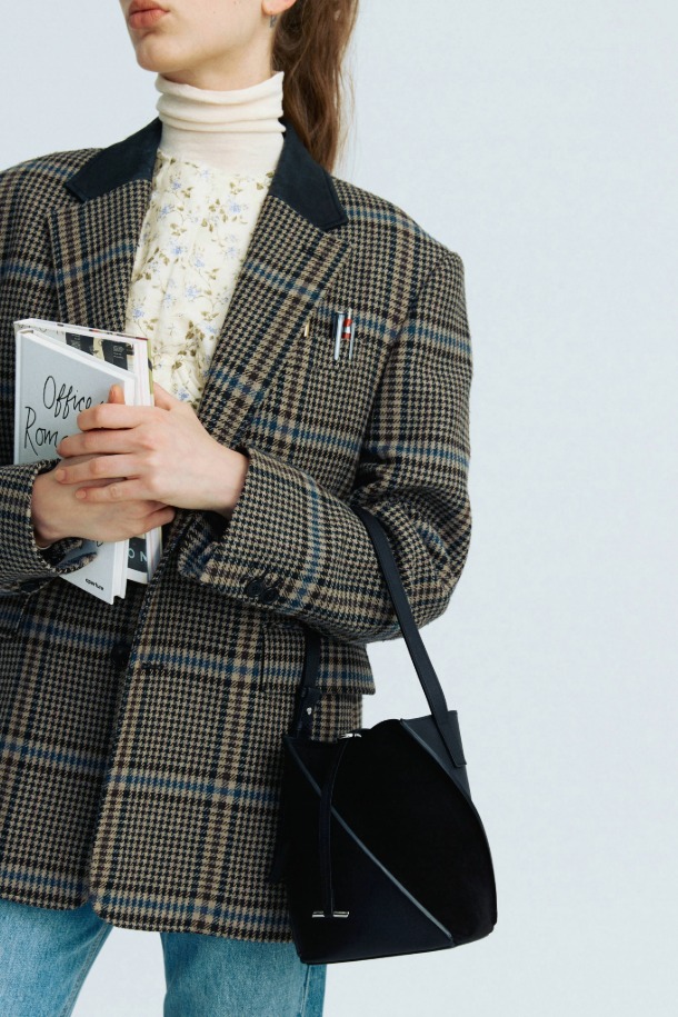 세련된 디자인의 Tenet 숄더 14 숄더백은 여성들을 위한 미디엄 사이즈 가방입니다. 부드러운 소가죽과 스웨이드 소재의 조화가 돋보이며, 무지 패턴에 링 장식으로 포인트를 더했습니다. 탈부착 가능한 스트랩과 분리형 파우치로 실용성을 높였으며, 3way 연출(숏 숄더, 롱 숄더, 크로스백)이 가능하여 다양한 스타일을 소화할 수 있습니다. 블랙과 브라운 두 가지 색상으로 출시되었으며, 실버 하드웨어와 사선 절개라인 디자인이 특징입니다. 미니멀하고 클래식한 무드로 출근룩과 모임룩에 모두 잘 어울립니다.
