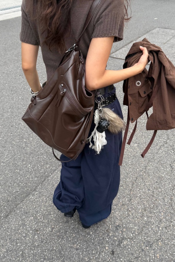 Hyper Zipper Shoulder 30 (하이퍼 지퍼 숄더 30)은 여성용 숄더백입니다. 브라운 컬러의 미디엄 사이즈 사각 숄더백으로, 무지 패턴의 합성가죽 소재로 제작되었습니다. 지퍼형 잠금 방식과 지퍼 디자인 장식이 특징이며, 숄더 스트랩으로 어깨에 편안하게 멜 수 있습니다. 오피스룩, 모임룩, 데이트룩 등 다양한 TPO에 클래식, 미니멀, 시크 스타일로 연출하기 좋습니다. 사이즈 조절이 가능하여 실용성을 더했습니다.
