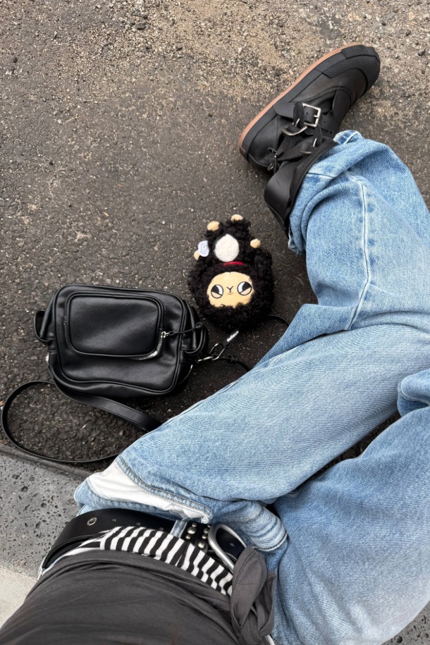 Hyper Zipper Shoulder 18 (하이퍼 지퍼 숄더 18)은 여성용 숄더/크로스/토트백으로, 캐주얼과 모던 스타일을 모두 만족시키는 가방입니다. 부드럽고 가벼운 합성가죽 소재에 무지 패턴, 사각 형태와 미디엄 사이즈로 제작되었으며, 자연스러운 주름 실루엣이 특징입니다. 지퍼 잠금 방식과 멀티 포켓 스타일, 탈부착 및 길이 조절 가능한 스트랩을 통해 실용성을 높였습니다. 넉넉한 수납공간(메인 포켓 1개, 앞면 지퍼 포켓 1개, 내부 오픈 포켓 1개, 물병 홀더 1개)으로 일상생활에서 편리하게 사용할 수 있습니다. 블랙과 실버 두 가지 색상으로 만나보세요.
