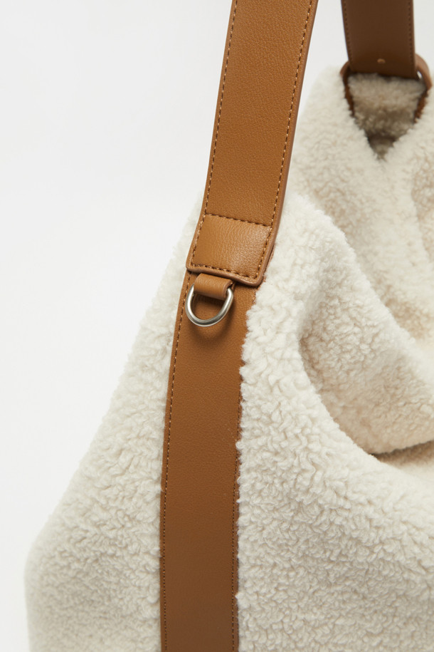 Haru 숄더 24 Fur는 여성용 숄더백으로, 캐주얼하고 미니멀한 스타일을 연출합니다. 실버 컬러의 양면 인조가죽과 퍼 소재로 제작되었으며, 미디엄 사이즈의 반원 모양 디자인이 특징입니다. 슬림한 디자인에 13인치 아이패드/태블릿 수납이 가능하며, 2-way 스타일링으로 다양한 연출이 가능합니다. 가을, 겨울 시즌에 어울리는 이 가방은 무지 디자인에 퍼 장식이 포인트이며, 1개의 포켓과 실버 하드웨어로 실용성을 더했습니다. 일상에서 편안하게 사용할 수 있는 숄더백입니다.
