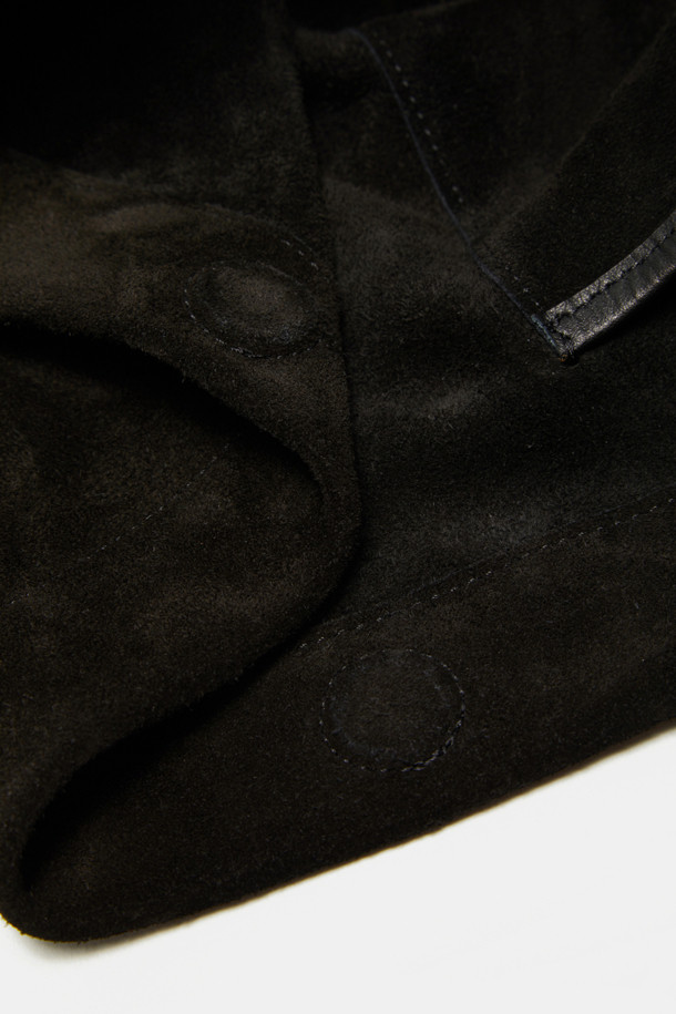 Haru Shoulder 24 Suede (하루 숄더 24 스웨이드)는 여성 및 남성 모두 착용 가능한 미디엄 사이즈의 숄더백입니다. 블랙과 브라운 두 가지 색상으로 출시되었으며, 스웨이드와 가죽 소재를 사용하여 고급스러운 느낌을 줍니다. 사각 쉐입에 마그네틱형 잠금 방식으로 편리하며, 13인치 아이패드 수납이 가능합니다. 숄더 및 슬림 스타일 2way로 연출할 수 있으며, 데일리 쇼핑룩에 어울리는 클래식, 미니멀, 시크 스타일의 가방입니다. 자연스러운 실루엣과 착용감으로 편안하게 사용할 수 있으며, 내부 포켓 1개와 디자인 참 장식이 포인트입니다.
