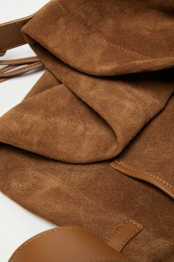 "Haru Shoulder 24 Suede(하루 숄더 24 스웨이드)"는 스웨이드와 가죽 소재의 조화가 돋보이는 미디엄 사이즈 숄더백입니다. 블랙과 브라운 두 가지 색상으로 출시되었으며, 은색 하드웨어 참 장식이 시크함을 더합니다. 탈부착 및 길이 조절 가능한 스트랩으로 2way 착용이 가능하며, 반원 형태의 디자인과 자연스러운 드레이핑 실루엣이 특징입니다. 

13인치 아이패드 수납이 가능하며, 내부에 포켓이 있어 실용성을 높였습니다. 깔끔한 외관과 마그네틱형 잠금 방식으로 데이트룩, 쇼핑룩 등 일상 용도로 폭넓게 활용할 수 있으며, 클래식, 미니멀, 시크 스타일을 연출하기에 좋습니다. 아이폰/아이패드/맥북 프로 수납이 가능하고, 사용할수록 자연스러운 에이징 효과를 느낄 수 있습니다.
