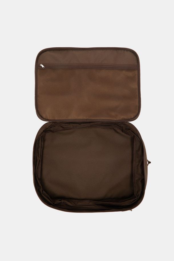 여성을 위한 Bagel Packing Pouch 41 파우치는 라지 사이즈의 사각 형태로, 그라운드 커피, 비비드 블루, 베이지, 옐로우 색상으로 제공됩니다. 그리드 패턴의 이 나일론 및 메쉬 소재 파우치는 수납, 통기성이 뛰어나며 확장 가능한 디자인이 특징입니다. 외부 포켓 1개, 내부 포켓 1개가 있으며, 지퍼형 잠금방식과 손잡이가 있어 편리하고, 두꺼운 옷도 수납 가능합니다.
