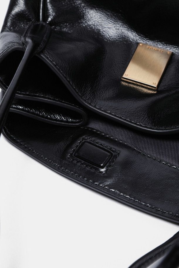 모스코뮬(Moscow Mule) 크로스 19는 여성용 미디엄 사이즈 블랙 소가죽 크로스백입니다. 클래식하고 미니멀한 무드를 연출하며, 출근룩과 모임룩에 모두 잘 어울립니다. 골드 하드웨어 장식이 돋보이며, 3way 연출이 가능하여 다양한 스타일을 소화할 수 있습니다. 탈부착 가능한 스트랩과 사이즈 조절 기능으로 실용성을 높였으며, 사각 쉐입에 광택감 있는 가죽과 자연스러운 주름이 고급스러운 느낌을 더합니다. 내부 포켓 1개와 외부 포켓 1개로 수납력을 높였습니다.
