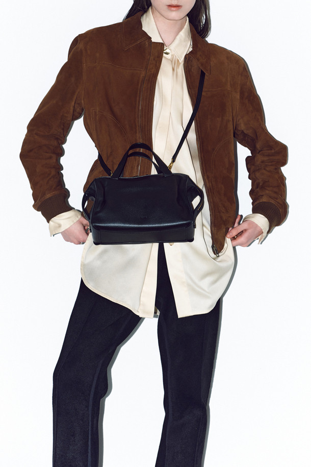 자하 하디드의 건축물에서 영감을 받아 유연한 라인으로 디자인된 Ruvo Tote 26 (루보 토트 26) 토트백입니다. 부드러운 네이키드 타입 소가죽 소재의 미디엄 사이즈 블랙 컬러 가방으로, 미니멀한 스타일과 실버 하드웨어 장식이 세련된 느낌을 더합니다. 탈부착 및 길이 조절 가능한 스트랩으로 3way 연출이 가능하며, 지퍼형 잠금 방식과 내부 지퍼 포켓, 내부 포켓으로 실용성을 높였습니다. 출근룩과 오피스룩, 그리고 미니멀, 클래식, 시크한 스타일을 즐겨 입는 여성분들께 데일리백으로 추천합니다.
