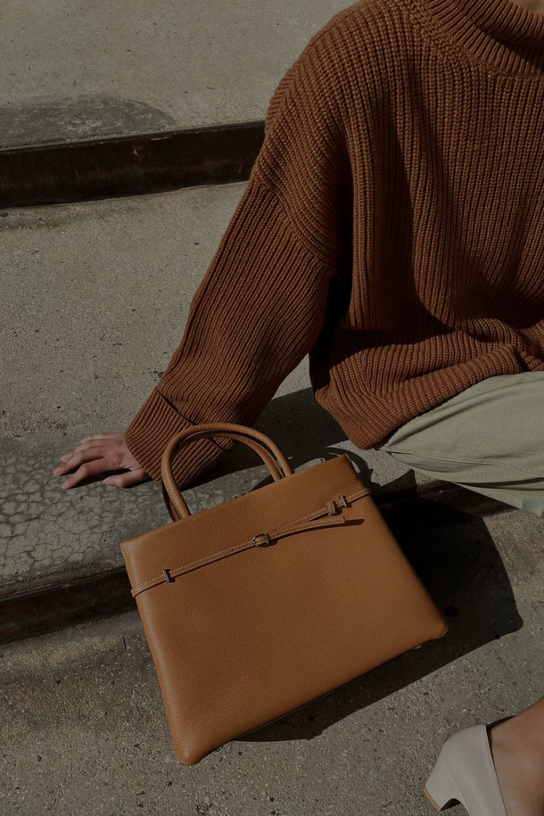 세련된 Adele 토트 36은 브라운과 카멜 두 가지 색상으로 출시된 여성용 토트백입니다. 가죽 소재로 제작되어 고급스러운 느낌을 주며, 미디엄 사이즈로 실용성을 더했습니다. 사각형 디자인에 지퍼형 잠금 방식으로 소지품을 안전하게 보관할 수 있습니다. 숄더 스트랩이 있어 숄더백으로도 활용 가능하며, 오피스룩, 비즈니스 캐주얼, 모임룩 등 다양한 TPO에 잘 어울립니다. 클래식, 미니멀, 시크 스타일을 즐겨 입는 여성에게 추천합니다.
