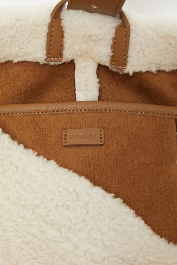 Haru 숄더 24 Fur는 여성용 숄더백으로, 캐주얼하고 미니멀한 스타일을 연출합니다. 실버 컬러의 양면 인조가죽과 퍼 소재로 제작되었으며, 미디엄 사이즈의 반원 모양 디자인이 특징입니다. 슬림한 디자인에 13인치 아이패드/태블릿 수납이 가능하며, 2-way 스타일링으로 다양한 연출이 가능합니다. 가을, 겨울 시즌에 어울리는 이 가방은 무지 디자인에 퍼 장식이 포인트이며, 1개의 포켓과 실버 하드웨어로 실용성을 더했습니다. 일상에서 편안하게 사용할 수 있는 숄더백입니다.
