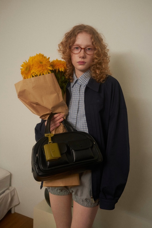 Buttony Tote 33 (버터니 토트 33)은 여성용 가방으로, 미디엄 사이즈의 블랙 컬러 가죽 토트백입니다. 클래식하고 미니멀한 스타일을 추구하며, 시크한 분위기를 연출합니다. 사각형 모양에 버클 디테일로 포인트를 주었으며, 손잡이와 숄더 스트랩이 있어 다양한 연출이 가능합니다. 오피스룩, 비즈니스 캐주얼, 모임룩 등 TPO에 맞춰 활용할 수 있는 실용적인 가방입니다. 버클형 잠금 방식으로 소지품을 안전하게 보관할 수 있습니다.
