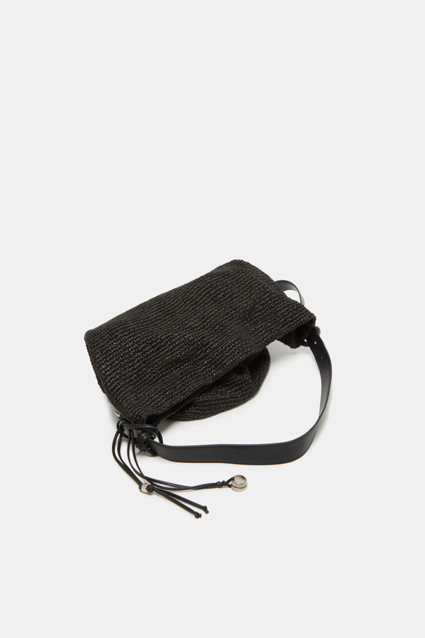 Haru Shoulder 24 Raffia (하루 숄더 24 라피아)는 여성 고객을 위한 미디엄 사이즈 숄더백입니다. 라피아와 합성가죽 소재로 제작되었으며, 실버 하드웨어 디테일이 돋보입니다. 무지 패턴에 사각 모양으로, 자연스러운 실루엣과 부드러운 촉감을 선사합니다. 아이패드 13인치 수납이 가능하며, 내부 포켓 1개, 분리형 참 장식, 슬림 스트랩, 2way 착용이 가능한 실용적인 디자인입니다. 여행, 휴가, 리조트룩에 어울리는 미니멀, 리조트, 클래식 스타일의 가방으로, 오염 방지 기능과 깔끔한 외관을 자랑합니다.
