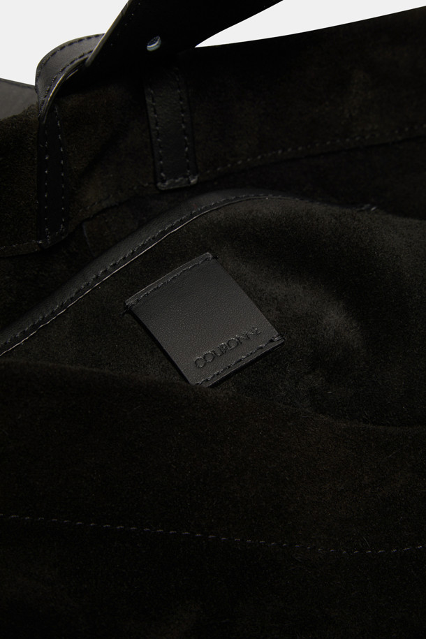 Haru Shoulder 24 Suede (하루 숄더 24 스웨이드)는 여성 및 남성 모두 착용 가능한 미디엄 사이즈의 숄더백입니다. 블랙과 브라운 두 가지 색상으로 출시되었으며, 스웨이드와 가죽 소재를 사용하여 고급스러운 느낌을 줍니다. 사각 쉐입에 마그네틱형 잠금 방식으로 편리하며, 13인치 아이패드 수납이 가능합니다. 숄더 및 슬림 스타일 2way로 연출할 수 있으며, 데일리 쇼핑룩에 어울리는 클래식, 미니멀, 시크 스타일의 가방입니다. 자연스러운 실루엣과 착용감으로 편안하게 사용할 수 있으며, 내부 포켓 1개와 디자인 참 장식이 포인트입니다.
