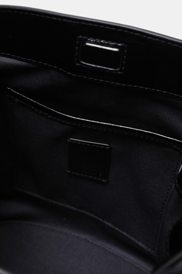 모스코뮬(Moscow Mule) 크로스 19는 여성용 미디엄 사이즈 블랙 소가죽 크로스백입니다. 클래식하고 미니멀한 무드를 연출하며, 출근룩과 모임룩에 모두 잘 어울립니다. 골드 하드웨어 장식이 돋보이며, 3way 연출이 가능하여 다양한 스타일을 소화할 수 있습니다. 탈부착 가능한 스트랩과 사이즈 조절 기능으로 실용성을 높였으며, 사각 쉐입에 광택감 있는 가죽과 자연스러운 주름이 고급스러운 느낌을 더합니다. 내부 포켓 1개와 외부 포켓 1개로 수납력을 높였습니다.
