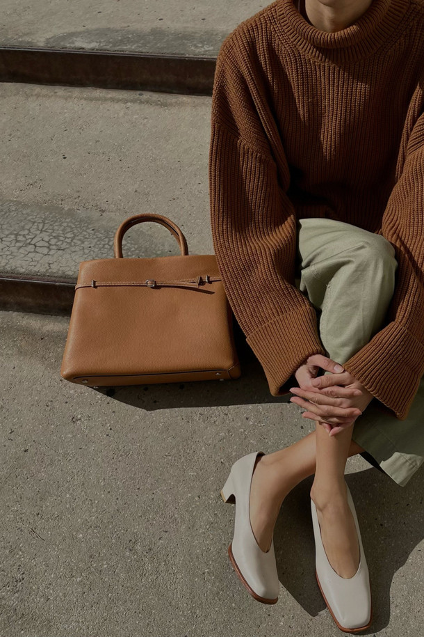 세련된 Adele 토트 36은 브라운과 카멜 두 가지 색상으로 출시된 여성용 토트백입니다. 가죽 소재로 제작되어 고급스러운 느낌을 주며, 미디엄 사이즈로 실용성을 더했습니다. 사각형 디자인에 지퍼형 잠금 방식으로 소지품을 안전하게 보관할 수 있습니다. 숄더 스트랩이 있어 숄더백으로도 활용 가능하며, 오피스룩, 비즈니스 캐주얼, 모임룩 등 다양한 TPO에 잘 어울립니다. 클래식, 미니멀, 시크 스타일을 즐겨 입는 여성에게 추천합니다.
