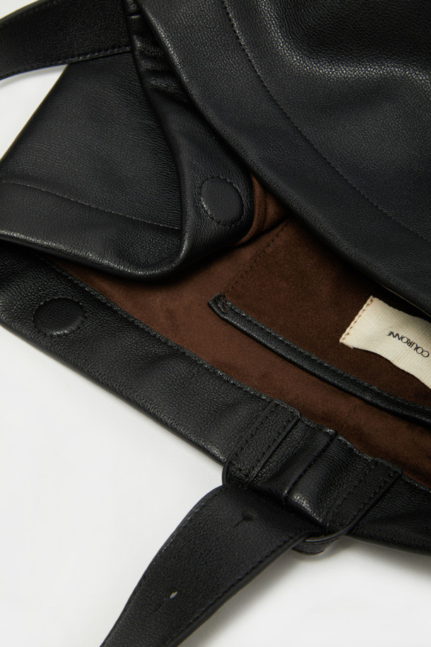 **하루 숄더 24**는 여성스러운 스타일을 완성하는 숄더백입니다. 라미네이트 레더와 천연가죽 소재에 엠보싱 패턴으로 고급스러움을 더했으며, 13인치 아이패드 수납이 가능한 미디엄 사이즈입니다. 실버 하드웨어와 분리형 참 장식이 특징이며, 2-way 디자인으로 다양한 스타일링이 가능합니다. 내부 포켓과 생활 방수 기능을 갖춰 실용성을 높였으며, 오피스룩, 출근룩, 모임룩 등 다양한 TPO에 클래식, 미니멀, 시크한 무드를 연출합니다. 스크래치 방지 기능과 조절 가능한 숄더 스트랩으로 편안하게 사용하세요.
