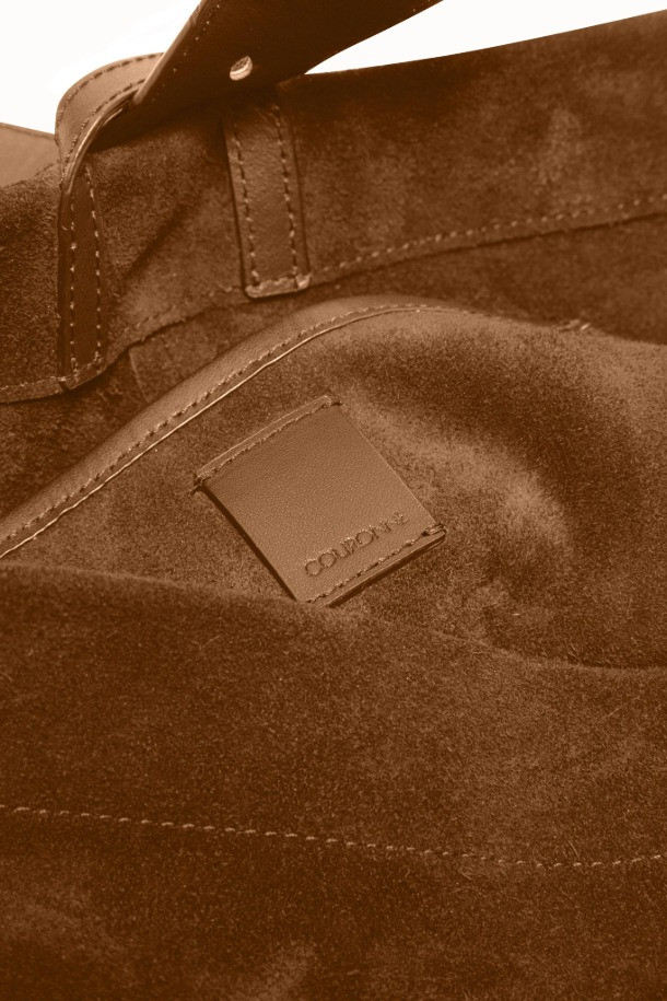 "Haru Shoulder 24 Suede(하루 숄더 24 스웨이드)"는 스웨이드와 가죽 소재의 조화가 돋보이는 미디엄 사이즈 숄더백입니다. 블랙과 브라운 두 가지 색상으로 출시되었으며, 은색 하드웨어 참 장식이 시크함을 더합니다. 탈부착 및 길이 조절 가능한 스트랩으로 2way 착용이 가능하며, 반원 형태의 디자인과 자연스러운 드레이핑 실루엣이 특징입니다. 

13인치 아이패드 수납이 가능하며, 내부에 포켓이 있어 실용성을 높였습니다. 깔끔한 외관과 마그네틱형 잠금 방식으로 데이트룩, 쇼핑룩 등 일상 용도로 폭넓게 활용할 수 있으며, 클래식, 미니멀, 시크 스타일을 연출하기에 좋습니다. 아이폰/아이패드/맥북 프로 수납이 가능하고, 사용할수록 자연스러운 에이징 효과를 느낄 수 있습니다.
