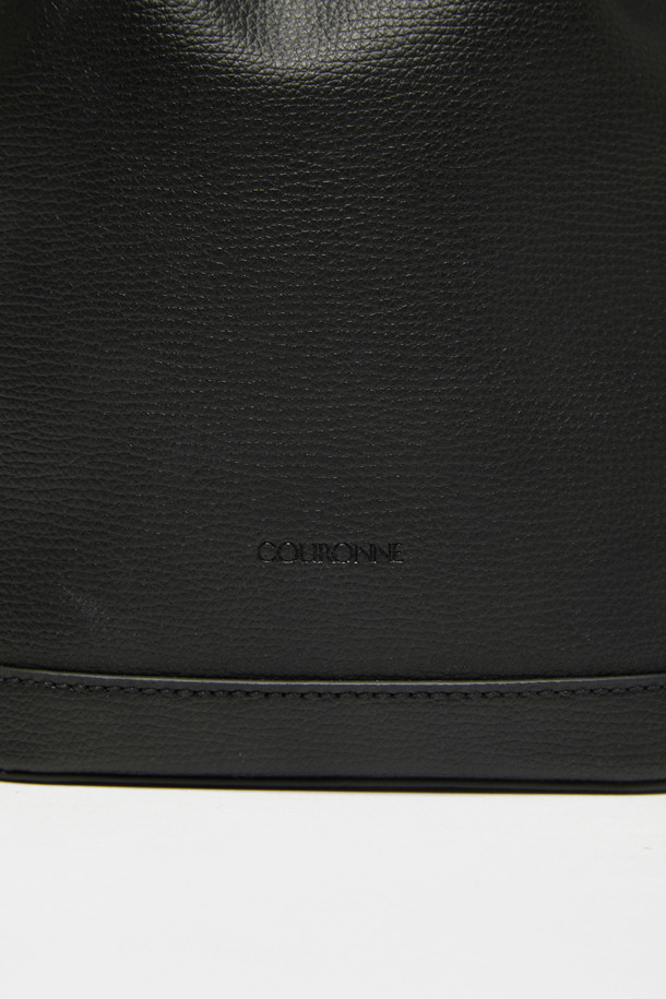 멜리아 크로스 15는 부드러운 소가죽 소재의 여성용 버킷백입니다. 세련된 격자무늬 패턴과 블랙 컬러가 돋보이며, 캐주얼, 미니멀, 클래식 스타일을 모두 소화합니다. 탈부착 가능한 핸들 및 숄더 스트랩, 내부 포켓으로 실용성을 더했으며, 토트백, 숄더백, 크로스백 3가지 방식으로 활용 가능합니다. 쇼핑룩, 모임룩 등 다양한 일상 스타일에 매치하여 세련된 스타일을 연출해보세요. 조임용 끈으로 간편하게 여닫을 수 있습니다.
