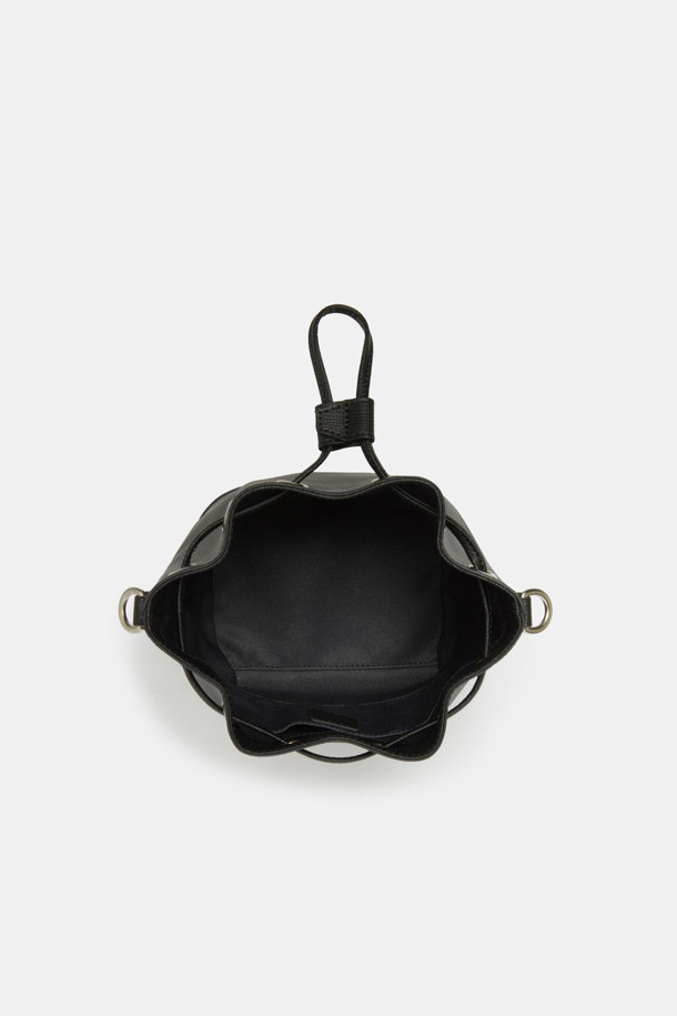 멜리아 크로스 15는 부드러운 소가죽 소재의 여성용 버킷백입니다. 세련된 격자무늬 패턴과 블랙 컬러가 돋보이며, 캐주얼, 미니멀, 클래식 스타일을 모두 소화합니다. 탈부착 가능한 핸들 및 숄더 스트랩, 내부 포켓으로 실용성을 더했으며, 토트백, 숄더백, 크로스백 3가지 방식으로 활용 가능합니다. 쇼핑룩, 모임룩 등 다양한 일상 스타일에 매치하여 세련된 스타일을 연출해보세요. 조임용 끈으로 간편하게 여닫을 수 있습니다.
