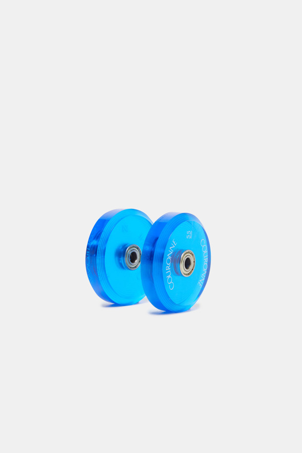 Bagel Color Wheel Set (Navy)는 에폭시 소재의 베이글 캐리어 전용 휠 세트입니다. 네이비 컬러의 휠 8개, 렌치 2개, 볼트 및 베어링, 휠 체인지 매뉴얼로 구성되어 있으며, 지름 5.5 사이즈입니다. 취향에 따라 10가지 컬러 중 선택하여 교체 가능하며, 신세계백화점 강남점, 센텀시티점, 롯데백화점 전주점, 스타필드 수원 등 오프라인 매장에서 휠 교체 서비스 및 온라인 수선 신청이 가능합니다.
