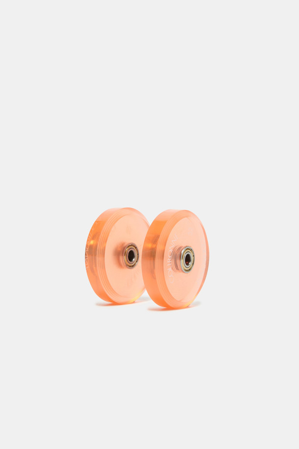 Bagel Color Wheel Set (Orange)는 5.5cm 사이즈의 캐리어 휠 커스터마이징을 위한 제품입니다. 오렌지 색상의 Fleur 휠 디자인으로 제작되었으며, 8개의 컬러휠, 2개의 렌치, 볼트 및 베어링, 휠 교체 매뉴얼로 구성되어 있습니다. 10가지 컬러 옵션 중 하나이며, 교체 시 동봉된 새 볼트를 사용하는 것을 권장합니다.
