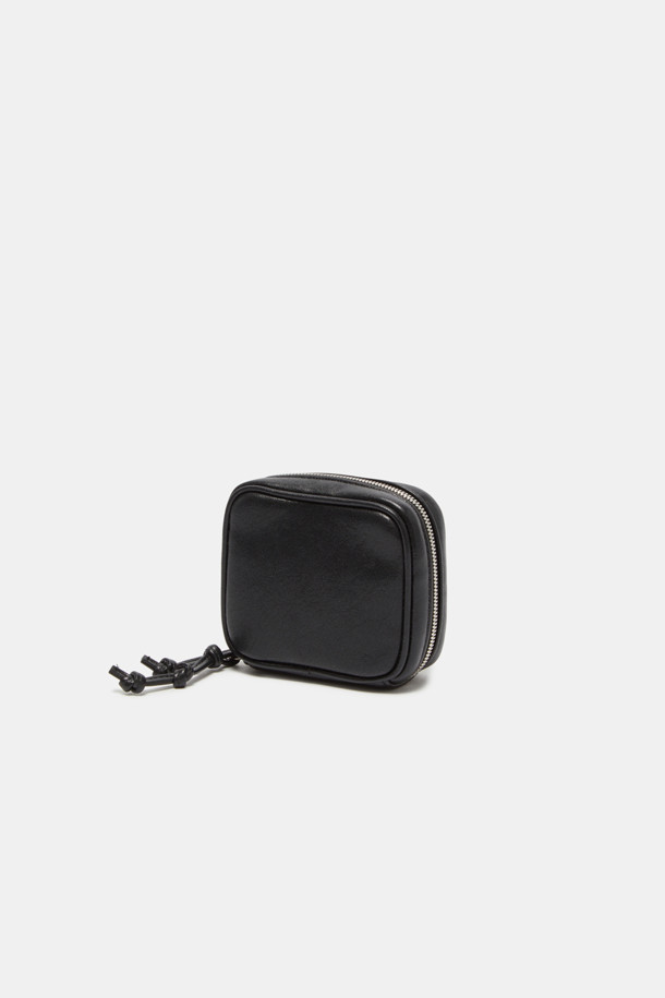 세련된 스타일을 완성하는 Hyper 지퍼 파우치입니다. 부드러운 합성가죽 소재에 무지 디자인으로 미니멀하고 시크한 매력을 더했습니다. 가볍고 방수 기능으로 실용성을 높였으며, 탈부착 가능한 체인과 사각 형태가 돋보입니다. 내부 2개의 수납공간과 2개의 오픈 포켓으로 넉넉한 수납력을 자랑하며, 데이트룩, 쇼핑룩, 카페룩 등 다양한 TPO에 활용 가능합니다. 여름 시즌에 특히 적합하며, 지퍼형 잠금 방식으로 소지품을 안전하게 보관할 수 있습니다.
