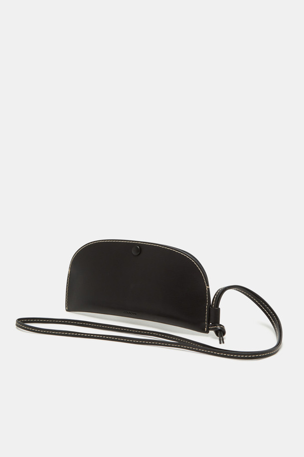 쎄느 선글라스 파우치는 미니멀하고 클래식한 스타일을 추구하는 여성을 위한 선글라스 보관용 파우치입니다. 라미네이티드 레더 소재로 제작되어 생활 방수, 방습 기능을 갖춰 선글라스를 안전하게 보호합니다. 스크래치를 방지하며 내부 수납공간을 통해 선글라스를 편리하게 보관할 수 있으며, 관리가 용이합니다. 단독 파우치로 사용하거나 가방에 부착하여 활용할 수 있으며, 천연 가죽 대비 내구성이 우수합니다.
