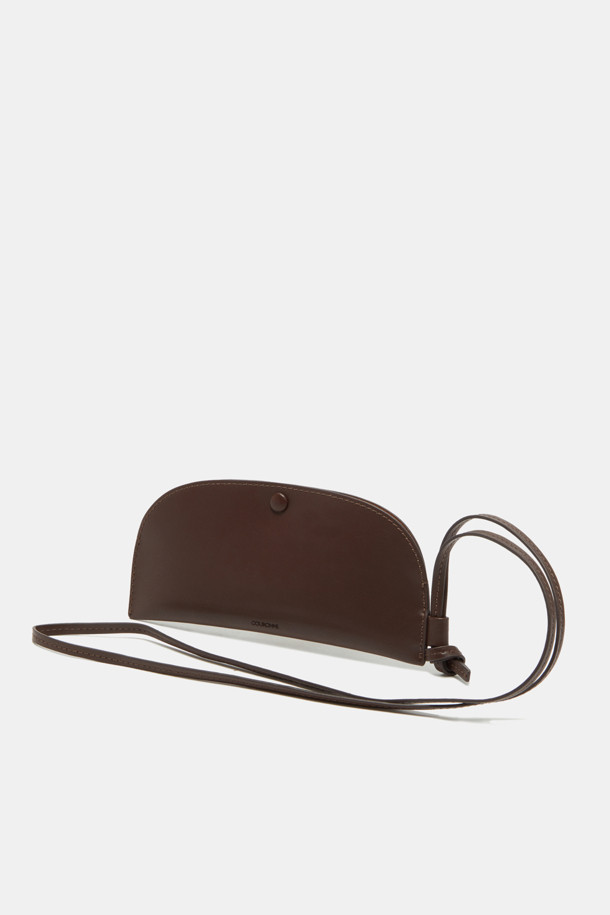 Seine(세느) 선글라스 파우치입니다. 미니멀하고 클래식한 스타일의 여성용 파우치로, 천연 가죽 소재를 사용하여 고급스러움을 더했습니다. 스크래치 방지, 내구성 강화, 관리 용이성을 위해 필름 코팅 처리가 되었으며, 광택감이 은은하게 감돕니다. 사각 디자인에 스냅 잠금 방식으로 제작되었으며, 참 부착이 가능하고 내부 수납공간이 있어 실용적입니다. 일상생활에서 선글라스를 안전하게 보호하고 스타일리시하게 휴대할 수 있습니다.
