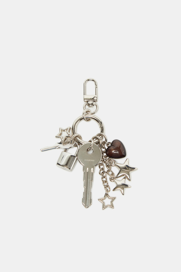 샤이닝 참은 은은하게 빛나는 실버 컬러의 메탈 소재 참장식입니다. 데일리룩, 쇼핑룩, 모임룩 등 다양한 TPO에 활용 가능하며, 미니멀, 캐주얼, 로맨틱 스타일을 연출하기 좋습니다. 하트, 별 모양의 펜던트와 체인, 참 장식이 혼합된 디자인으로 움직임에 따라 반짝이는 효과를 선사합니다. 탈부착이 가능하며, 니켈 도금 마감과 레이저 각인 로고로 고급스러움을 더했습니다.
