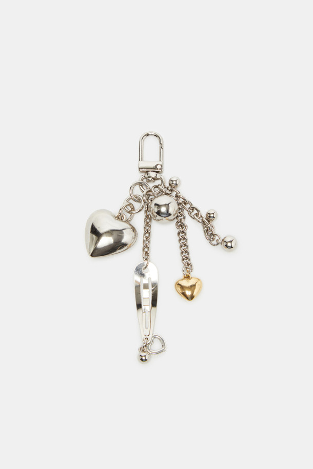 러브 클립 참은 엘레강스 무드를 연출하는 실버도금 메탈 소재의 액세서리입니다. 하트 펜던트, 볼 참, 체인, 레이저 각인 로고가 디자인되어 있으며, 스파클링한 실버 체인과 고급스러운 도금 마감이 특징입니다. 가방, 지퍼, 벨트 고리 등에 탈부착하여 개성 있는 스타일을 연출할 수 있습니다. 데이트룩, 모임룩, 쇼핑룩 등 다양한 TPO에 클래식, 로맨틱, 미니멀 스타일을 더해 보세요. 유니크하고 사랑스러운 무드를 선사합니다.
