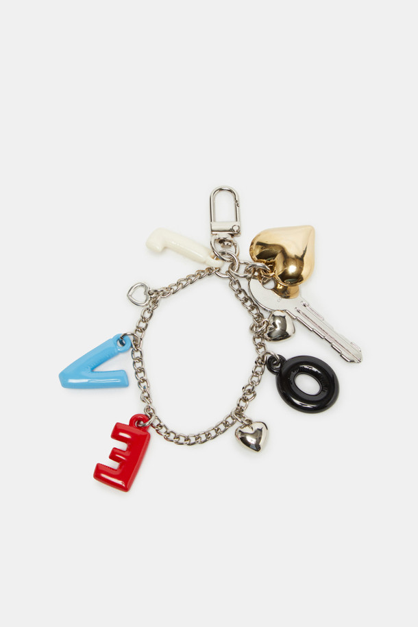 다양한 심볼릭 레터링 디자인이 돋보이는 레터링 참 액세서리입니다. 실버와 멀티컬러 두 가지 색상으로 제공되며, 니켈 소재로 제작되어 내구성이 뛰어납니다. 가방, 지갑 등 다양한 액세서리에 탈부착하여 포인트를 줄 수 있습니다. 'LOVE' 레터링을 포함하여 개성 넘치는 스타일을 연출해보세요. 디자인은 랜덤으로 발송됩니다.
