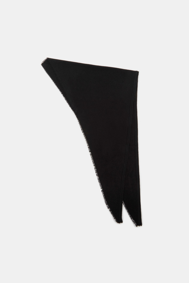 블랙 색상의 울 소재로 제작된 Triangle Wool 머플러입니다. 미니멀하고 베이직한 스타일로, 가을과 겨울철에 따뜻하게 착용할 수 있습니다. 부드러운 촉감과 두꺼운 두께로 보온성을 높였으며, 삼각형 디자인이 특징입니다. 일상룩에 포인트 아이템으로 활용하기 좋습니다. 클래식한 무드를 연출하기에도 적합합니다.
