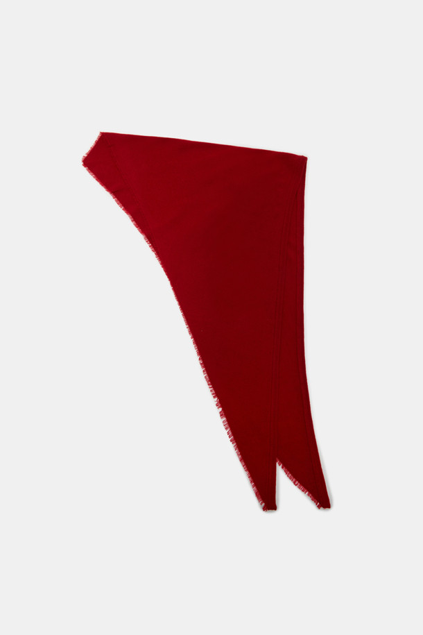 부드러운 울 소재로 제작되어 따뜻함과 포근함을 선사하는 트라이앵글 울 머플러입니다. 차분하고 깊이 있는 레드와 와인 컬러로 출시되어, 가을, 겨울철 어떤 옷차림에도 잘 어울립니다. 두꺼운 두께감과 부드러운 촉감으로 뛰어난 보온성을 제공하며, 베이직하고 클래식한 디자인으로 유행을 타지 않아 오랫동안 활용할 수 있습니다. 삼각형 디자인이 특징으로, 출근룩이나 모임룩 등 다양한 TPO에 클래식, 미니멀, 캐주얼 스타일로 연출하기 좋습니다.
