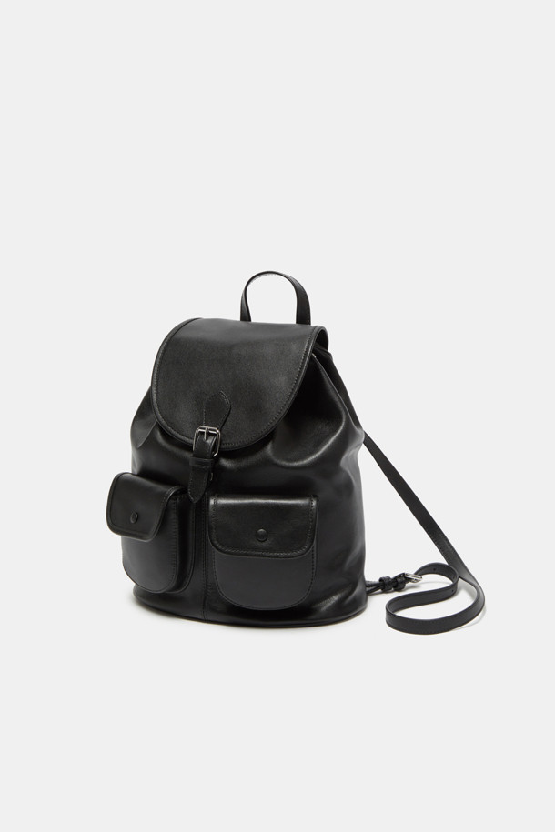 Buttony 백팩 24는 부드러운 소가죽 소재의 여성용 백팩입니다. 24 사이즈로, 플랩 디자인과 버클, 실버 하드웨어 장식이 돋보이며, 사각 모양에 무지 패턴으로 제작되었습니다. 사이즈 조절과 손잡이 기능을 갖췄으며, 부드러운 실루엣과 구조적인 디테일이 특징입니다. 외부 오픈 포켓 2개, 지퍼 포켓 1개, 내부 백패널 포켓 1개, 버튼형 잠금과 조임 끈으로 내용물을 안전하게 보관할 수 있습니다. 오피스룩, 출근룩, 모임룩 등 다양한 TPO에 클래식, 미니멀, 시크한 스타일을 더해줍니다.
