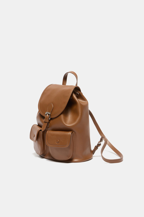 버터니 백팩 24는 부드러운 소가죽 소재의 여성 가방입니다. 브라운 컬러의 무지 디자인으로, 버튼, 지퍼, 드로우스트링 디테일이 돋보이며, 미디엄 사이즈의 사각형 쉐입을 갖추었습니다. 외부 오픈 포켓 2개, 지퍼 포켓 1개, 내부 백패널 오픈 포켓 1개로 실용적인 수납력을 제공하며, 조절 가능한 스트랩으로 편안한 착용감을 선사합니다. 글로시 마감으로 고급스러움을 더하여 데이트룩, 쇼핑룩, 카페룩 등 다양한 TPO에 클래식, 미니멀, 시크 스타일을 연출하기 좋습니다.
