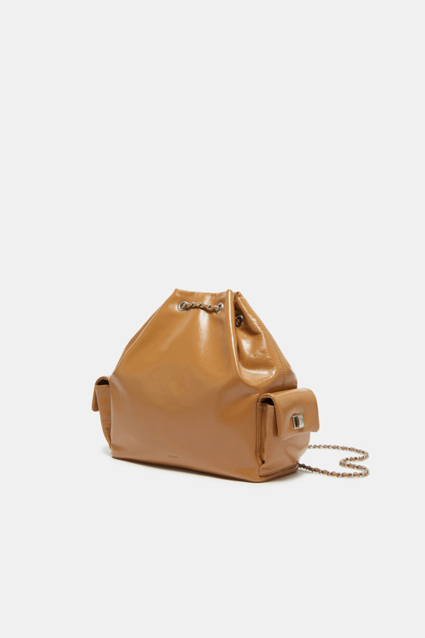 세련된 디자인의 노아 체인 백팩 29 (Noa Chain Backpack 29)을 소개합니다. 부드러운 소가죽 소재로 제작되었으며, 매트 실버 하드웨어와 글로시 마감으로 고급스러움을 더했습니다. 미디엄 사이즈의 사각 쉐입 백팩으로, 11인치 iPad 수납이 가능하며 양쪽 사이드 포켓과 내부 포켓 1개로 실용성을 높였습니다. 숄더백, 크로스백, 핸드백으로 변형 가능하여 다양한 스타일 연출이 가능하며, 체인 디테일로 포인트를 주어 데이트룩, 쇼핑룩, 모임룩 등 어떤 TPO에도 잘 어울립니다. 미니멀하고 시크한 스타일을 선호하는 여성분들께 추천합니다.
