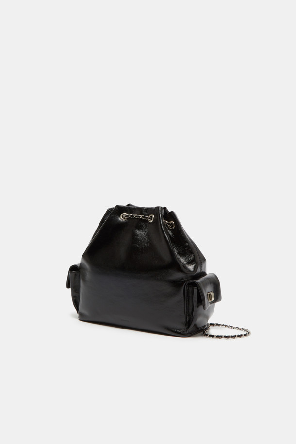 Noa 체인 백팩 29는 여성들을 위한 미디엄 사이즈의 블랙 소가죽 백팩입니다. 광택 있는 가죽 마감과 사각 쉐입, 체인 장식이 클래식하면서도 모던한 스타일을 연출합니다. 태블릿 수납이 가능하며, 내부 포켓과 측면 포켓으로 실용성을 더했습니다. 숄더백 또는 크로스백으로 변형하여 오피스룩, 모임룩 등 다양한 TPO에 활용 가능하며, 미니멀하고 시크한 스타일을 완성합니다. 버클형 잠금 방식으로 안전하게 소지품을 보관할 수 있습니다.
