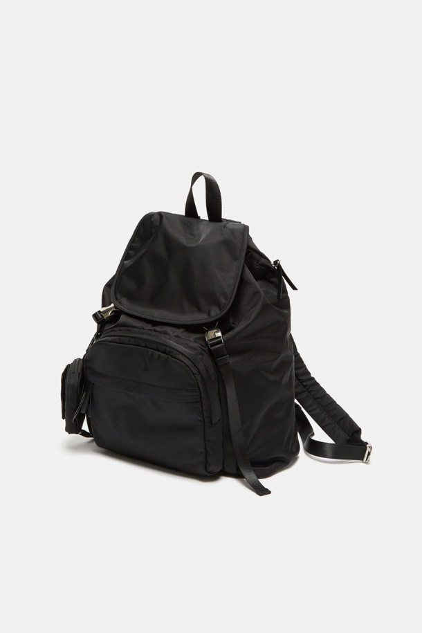 Mova 백팩 34는 남녀 모두 사용 가능한 미디엄 사이즈의 사각 백팩입니다. 블랙 색상의 무지 패턴으로 미니멀, 캐주얼, 클래식 스타일을 연출하며, 여행룩에 잘 어울립니다. 13인치, 16인치 노트북 및 태블릿을 수납할 수 있으며, 분리형 수납 파우치와 전면 지퍼 포켓이 있어 실용적입니다. 나일론 소재에 지퍼와 버클 디자인 장식이 더해졌으며, 조절 가능한 스트랩과 지퍼형 잠금 방식으로 편리함을 더했습니다. 일상 및 여행 시 유용하게 사용할 수 있습니다.
