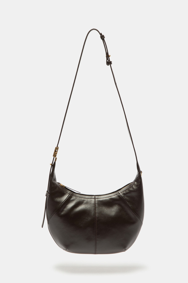 Faugeres Cross 31 (포게르 크로스 31)은 여성용 크로스백으로, 세련된 스타일을 연출합니다. 블랙, 커스터드, 그라운드 커피 3가지 색상으로 출시되었으며, 부드러운 소가죽 소재로 제작되어 고급스러운 질감을 선사합니다. 스몰 사이즈에 반원 형태의 디자인, D-링 장식이 더해져 미니멀하면서도 시크한 매력을 뽐냅니다. 가볍게 제작되어 편안한 착용감을 제공하며, 내부 지퍼 포켓 1개와 오픈 포켓 1개, 조절 가능한 스트랩으로 실용성을 더했습니다. 데이트룩, 모임룩에 잘 어울리는 클래식한 디자인으로, 크로스바디 착용이 가능하며 지퍼형 잠금 방식으로 소지품을 안전하게 보호합니다.
