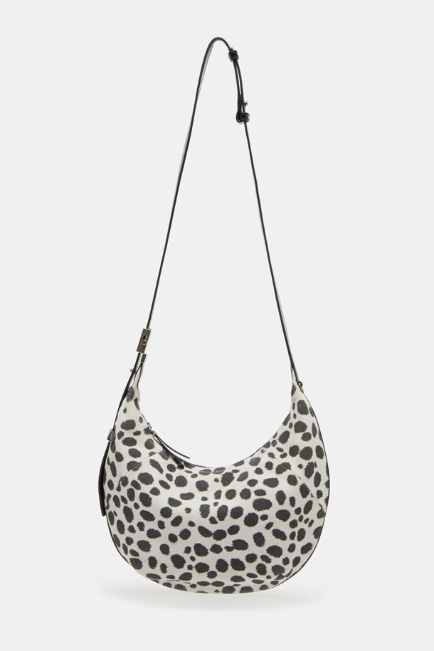 파고레스 크로스 31 밤비는 여성용 크로스백으로, 블랙과 화이트 두 가지 색상으로 만나볼 수 있습니다. 부드러운 가죽 소재에 귀여운 도트 및 애니멀 패턴이 돋보이며, 미디엄 사이즈로 제작되어 실용성을 더했습니다. 사각형 쉐입에 지퍼형 잠금 방식으로 소지품을 안전하게 보관할 수 있으며, 숄더 스트랩으로 편안하게 착용 가능합니다. 데이트룩, 모임룩 등 특별한 날은 물론, 미니멀, 시크 스타일에 맞춰 일상에서도 세련되게 연출할 수 있습니다.
