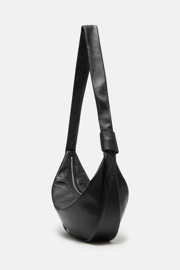 Faugeres Bow Cross 47 (포게르 보우 크로스 47)는 부드러운 소가죽 소재의 미디엄 사이즈 여성용 크로스백입니다. 자연스러운 캐주얼 스타일로, 리본 장식이 돋보이는 사각 쉐입의 디자인이 특징입니다. 숄더백 또는 크로스백으로 활용 가능하며, 2way 착용으로 다양한 연출이 가능합니다. 내부 포켓 1개와 11인치 iPad 수납이 가능하여 실용성을 더했습니다. 데이트룩 또는 쇼핑룩에 잘 어울리며, 미니멀, 캐주얼, 클래식 스타일을 즐기는 분들께 추천합니다.
