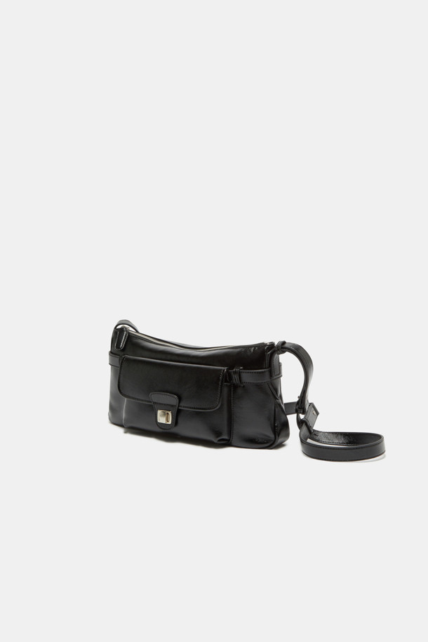 노아 포켓 크로스 31은 라미네이트 가죽과 옥스포드 코튼 소재로 제작된 여성용 크로스백입니다. 블랙, 브라운, 카멜 세 가지 색상으로 출시되었으며, 미니멀하고 모던한 스타일을 추구합니다. 사각형 디자인에 실버 하드웨어 장식이 더해졌으며, 생활 방수 기능과 내부 지퍼 포켓, 탈부착 가능한 스트랩으로 실용성을 높였습니다. 2way 착용이 가능하며, 출근룩과 모임룩에 모두 잘 어울리는 아이템입니다.
