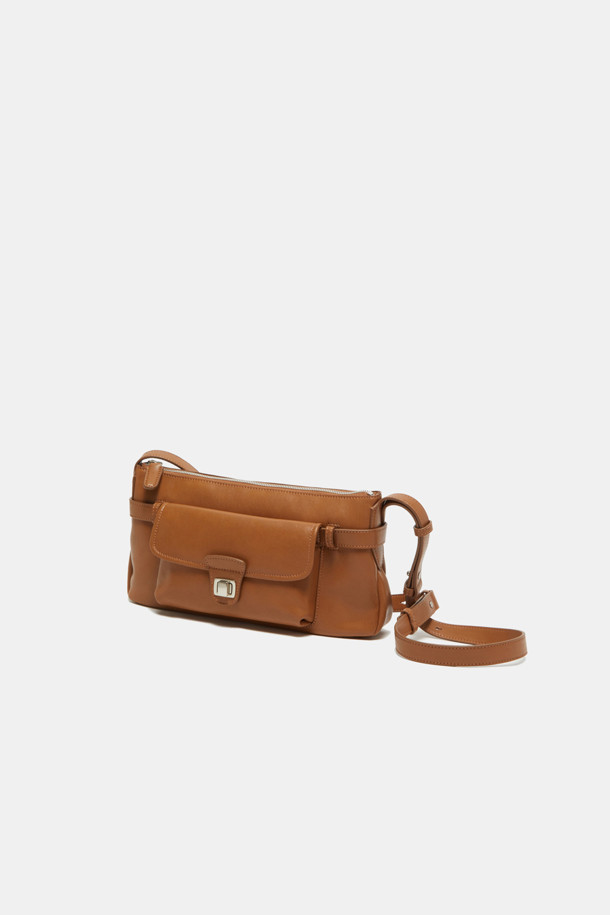 노아 포켓 크로스 31은 세련된 디자인과 실용성을 겸비한 여성용 크로스백입니다. 인조가죽과 면 소재로 제작되어 내구성이 뛰어나며, 블랙, 브라운, 카멜 세 가지 색상으로 출시되었습니다. 미니멀하고 모던한 스타일로, 데이트룩과 쇼핑룩에 잘 어울리며, 2-way 착용이 가능하여 다양한 스타일을 연출할 수 있습니다. 가방 내부에는 지퍼 포켓이 있어 소지품을 안전하게 보관할 수 있으며, 탈부착 가능한 크로스 스트랩과 실버 컬러 하드웨어, 버클 디자인이 특징입니다. 생활 방수 기능으로 갑작스러운 비에도 안심하고 사용할 수 있으며, 실용적인 가로형 사이즈에 편안한 착용감을 제공합니다.
