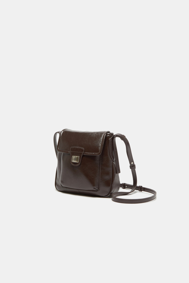 Noa 포켓 크로스 19는 여성스러운 매력을 더해줄 가죽 소재의 미디엄 사이즈 크로스백입니다. 브라운 컬러의 심플한 디자인에 버클 장식으로 포인트를 주어 클래식, 미니멀, 시크 스타일을 연출하기 좋습니다. 숄더 스트랩 탈부착이 가능하여 다양한 스타일로 활용할 수 있으며, 일상, 출근룩, 모임룩, 데이트룩 등 폭넓은 TPO에 잘 어울립니다. 마그네틱형 잠금 방식으로 편리하게 사용할 수 있는 실용적인 가방입니다.
