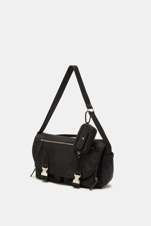 모바 메신저 크로스 36은 미디엄 사이즈의 사각 메신저백으로, 나일론과 폴리우레탄 소재로 제작되어 내구성이 뛰어납니다. 블랙 컬러의 무지 디자인으로, 미니멀, 시크, 캐주얼 스타일을 연출하기 좋습니다. 13인치 아이패드 수납이 가능하며, 멀티 수납 공간과 탈부착 가능한 멀티 파우치를 통해 수납력을 높였습니다. 도시적인 무드를 자아내며, 탈부착 가능한 카라비너와 지퍼 디자인으로 실용성을 더했습니다. 일상 및 여행룩에 모두 잘 어울리는 유니섹스 디자인의 메신저백입니다.
