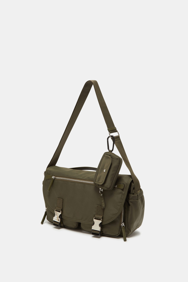 Mova 메신저 크로스 36은 남녀공용으로, 미니멀, 캐주얼, 시티보이 스타일을 즐기는 분들을 위한 가방입니다. 나일론과 폴리우레탄 소재로 제작되어 튼튼하며, 13인치 사이즈의 미디엄 크기로 넉넉한 수납 공간을 제공합니다. 무지 디자인에 실버 하드웨어 장식으로 포인트를 더했으며, 탈부착 가능한 멀티 파우치/지갑 분리가 가능합니다. 여행룩, 출근룩 등 다양한 TPO에 활용하기 좋으며, 전면 및 후면 지퍼 포켓, 우측 포켓, 내부 포켓 등 넉넉한 수납 공간을 갖춘 실용적인 사각 메신저백입니다. 지퍼형 잠금 방식으로 소지품을 안전하게 보관할 수 있습니다.
