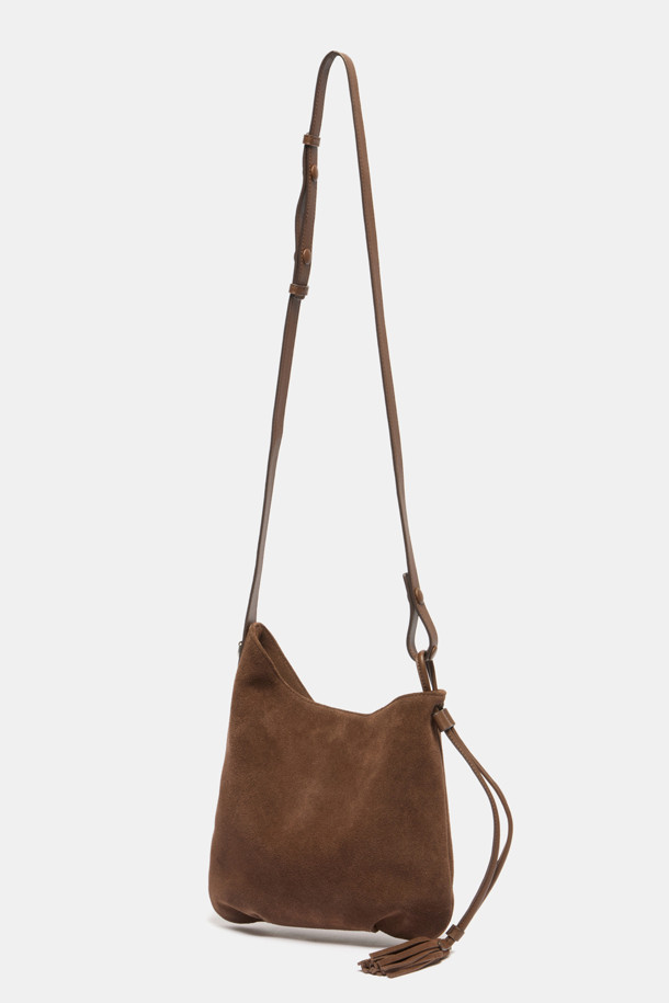 Faugeres 태슬 크로스 23은 부드러운 스웨이드 소재로 제작된 여성용 미디엄 사이즈 크로스백입니다. 캐주얼, 미니멀, 클래식 스타일에 잘 어울리며, 브라운 컬러와 무지 패턴으로 세련된 멋을 더합니다. 반원 형태의 가방 디자인에 태슬 장식이 포인트로 더해져 유니크함을 강조합니다. 지퍼형 잠금 방식으로 소지품을 안전하게 보관할 수 있으며, 숄더 스트랩과 크로스백 스트랩으로 다양한 스타일 연출이 가능합니다. 일상생활에서 편안하게 사용할 수 있는 실용적인 가방입니다.
