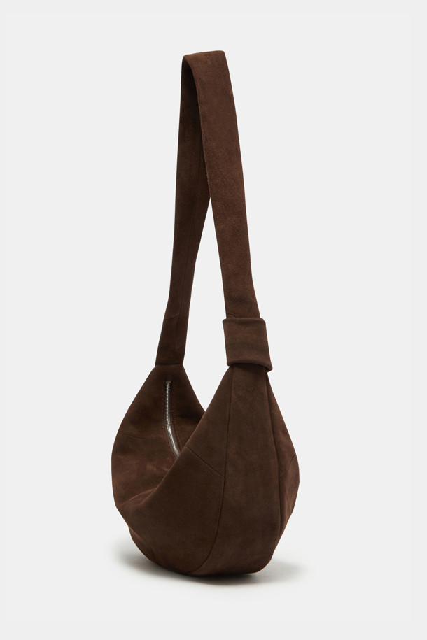 Faugeres Bow Cross 47 Suede (포게르 보우 크로스 47 스웨이드)는 부드러운 터치감의 스웨이드 소재로 제작된 여성용 크로스백입니다. 다크브라운 컬러의 미디엄 사이즈 반원 형태 가방으로, 리본과 메달 지퍼 장식이 돋보입니다. 내부 포켓 1개와 조절 가능한 스트랩이 있어 실용적이며, 11인치 아이패드 수납이 가능합니다. 숄더/크로스 2way 방식으로, 데이트룩이나 카페룩, 클래식, 미니멀, 걸리시 스타일 모두에 잘 어울립니다. 자연스러운 패티나 형성이 특징이며, 수분이나 마찰에 의해 이염될 수 있으니 주의하여 사용하십시오.
