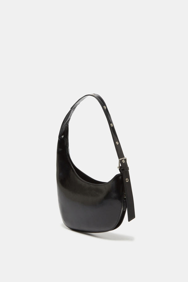 세련된 스타일을 완성해 줄 루나 숄더 29 (Luna Shoulder 29) 숄더백입니다. 부드러운 가죽 소재와 블랙 컬러, 미디엄 사이즈로 제작되어 데일리 가방으로 활용하기 좋습니다. 플랩 디자인과 마그네틱형 잠금 방식으로 실용성을 더했으며, 반원 모양과 버클 장식이 포인트가 되어 클래식, 미니멀, 시크 스타일을 연출하기 좋습니다. 오피스룩, 출근룩, 모임룩 등 다양한 TPO에 매치하여 세련된 스타일을 완성해 보세요.
